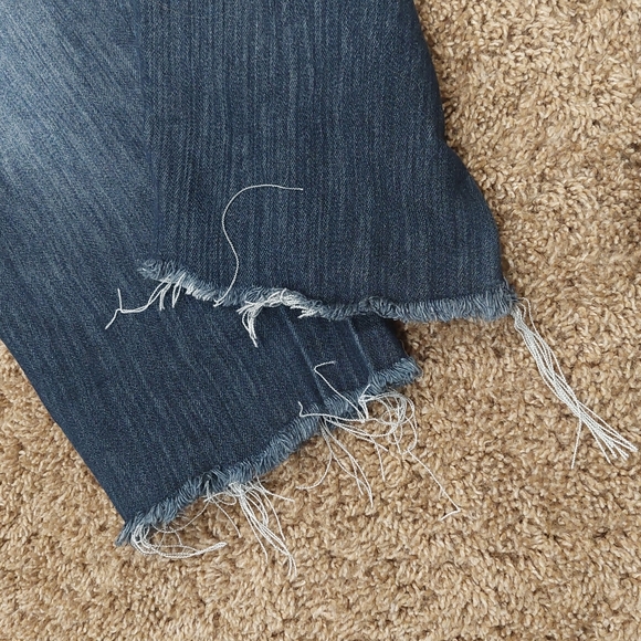 ❤️SALE! ASHLEY STEWART Distressed Crop Jean Capris - Picture 4 of 8